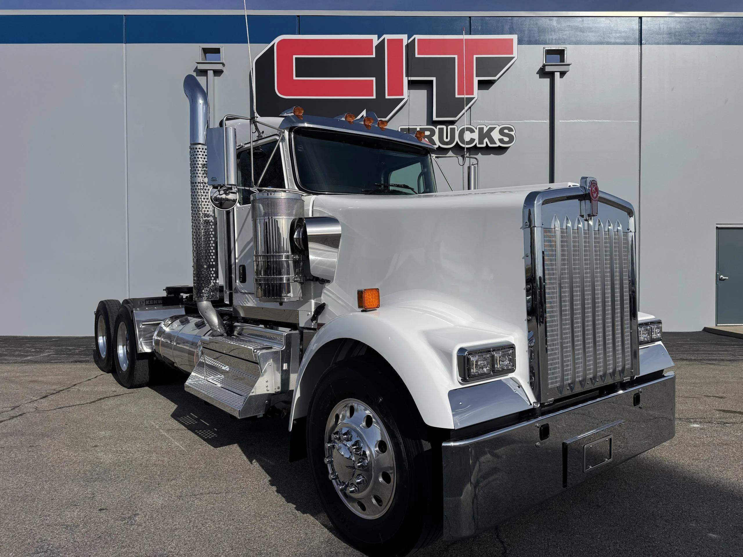 2027 Kenworth W900 in Champaign, IL — photo 3