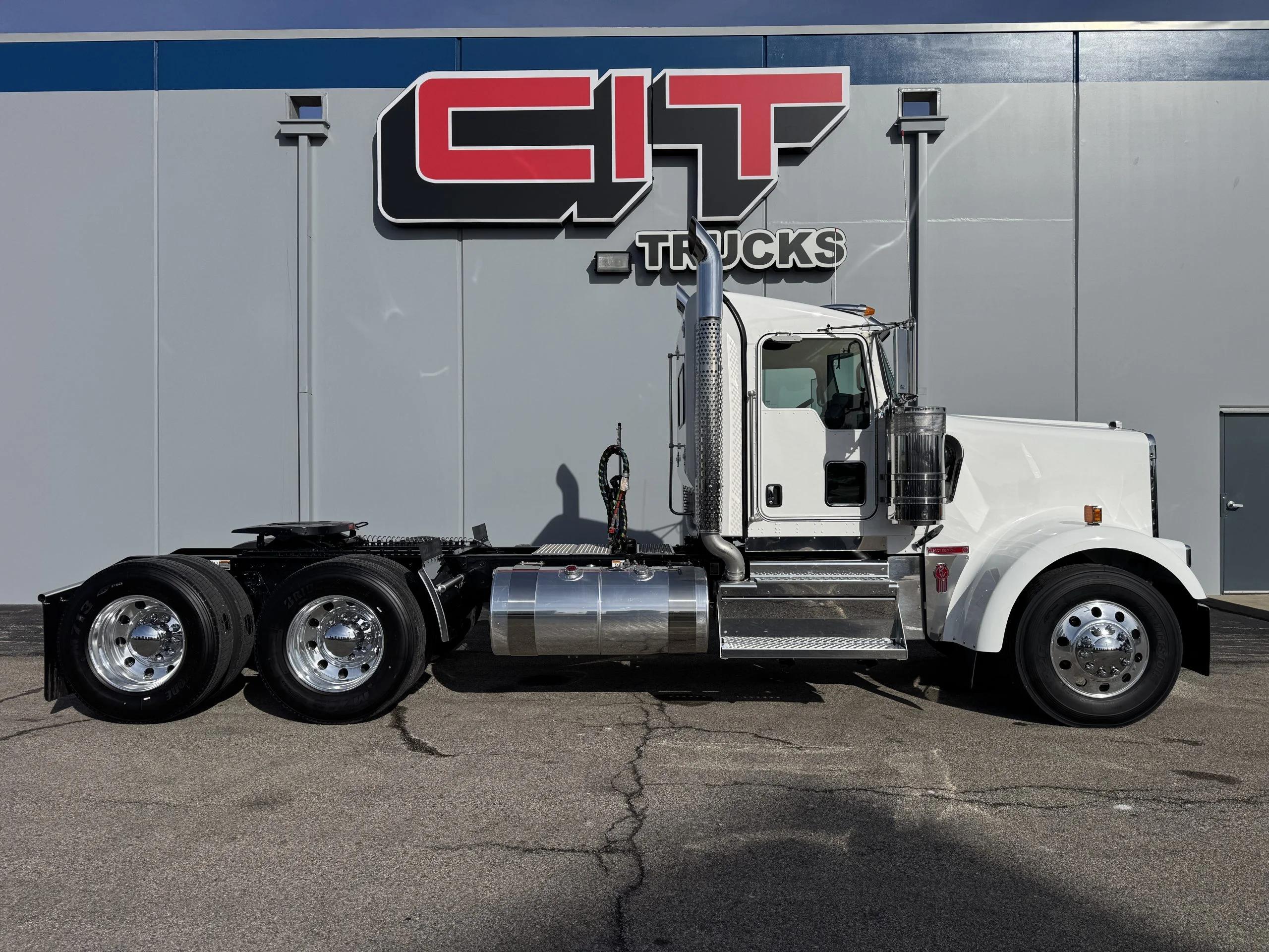 2027 Kenworth W900 in Champaign, IL — photo 4