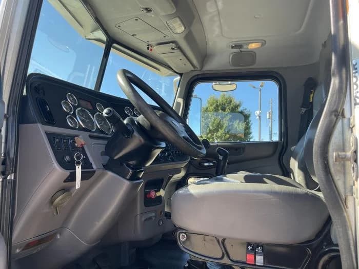 2014 Peterbilt 365 in Oklahoma City, OK — photo 19