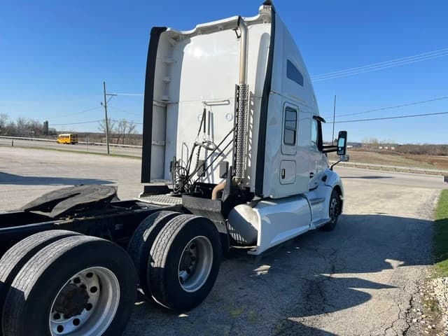2022 Kenworth T680 in Grayslake, IL — photo 5