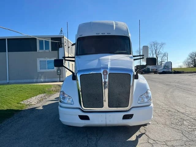 2022 Kenworth T680 in Grayslake, IL — photo 2