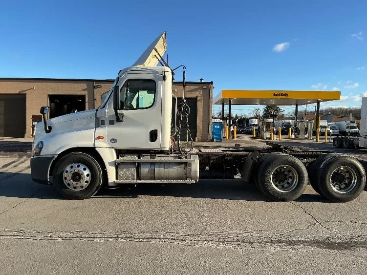 2018 Freightliner Cascadia in Wilkes Barre, PA — photo 4