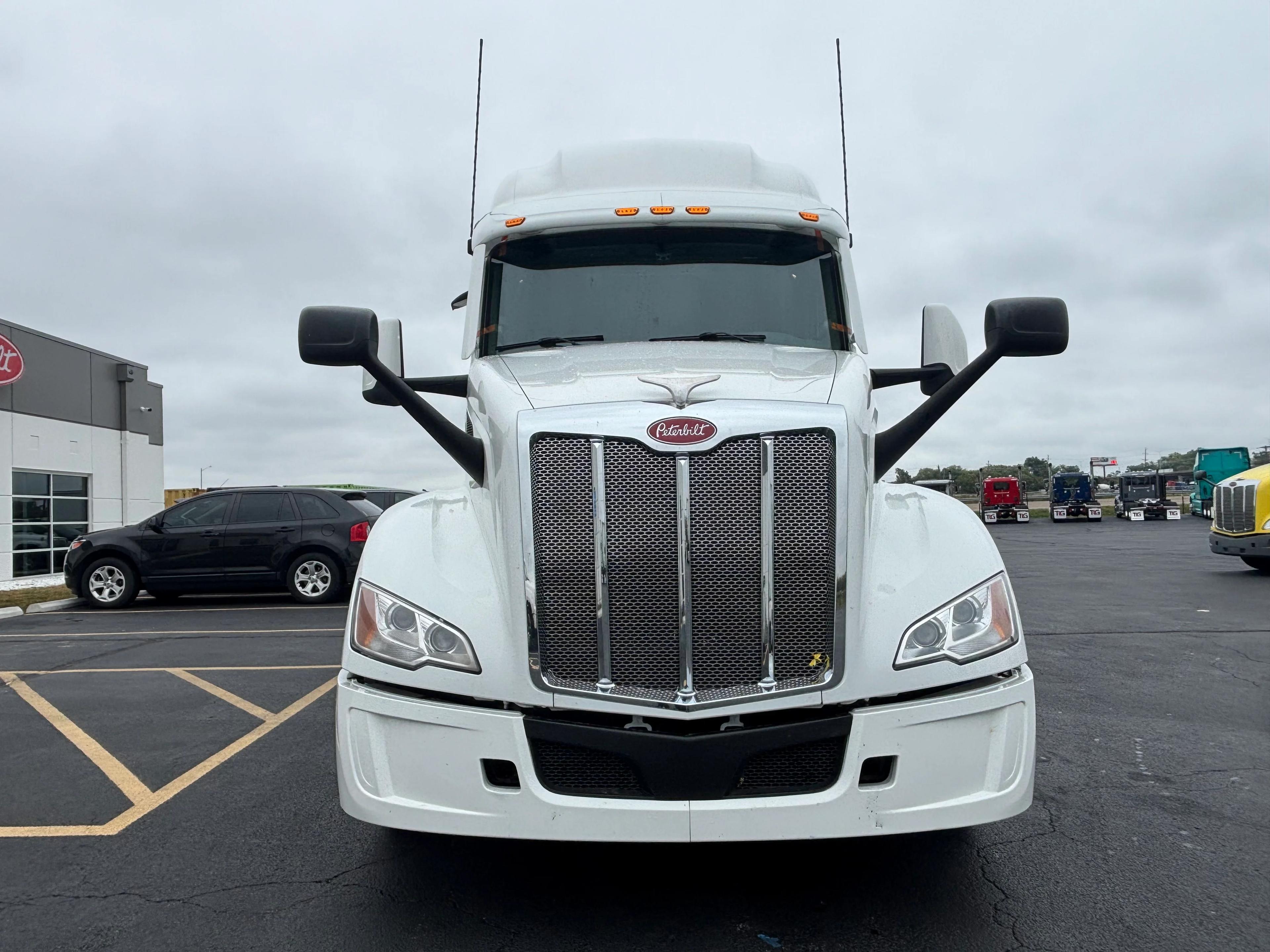 2023 Peterbilt 579 in Springfield, MO — photo 3