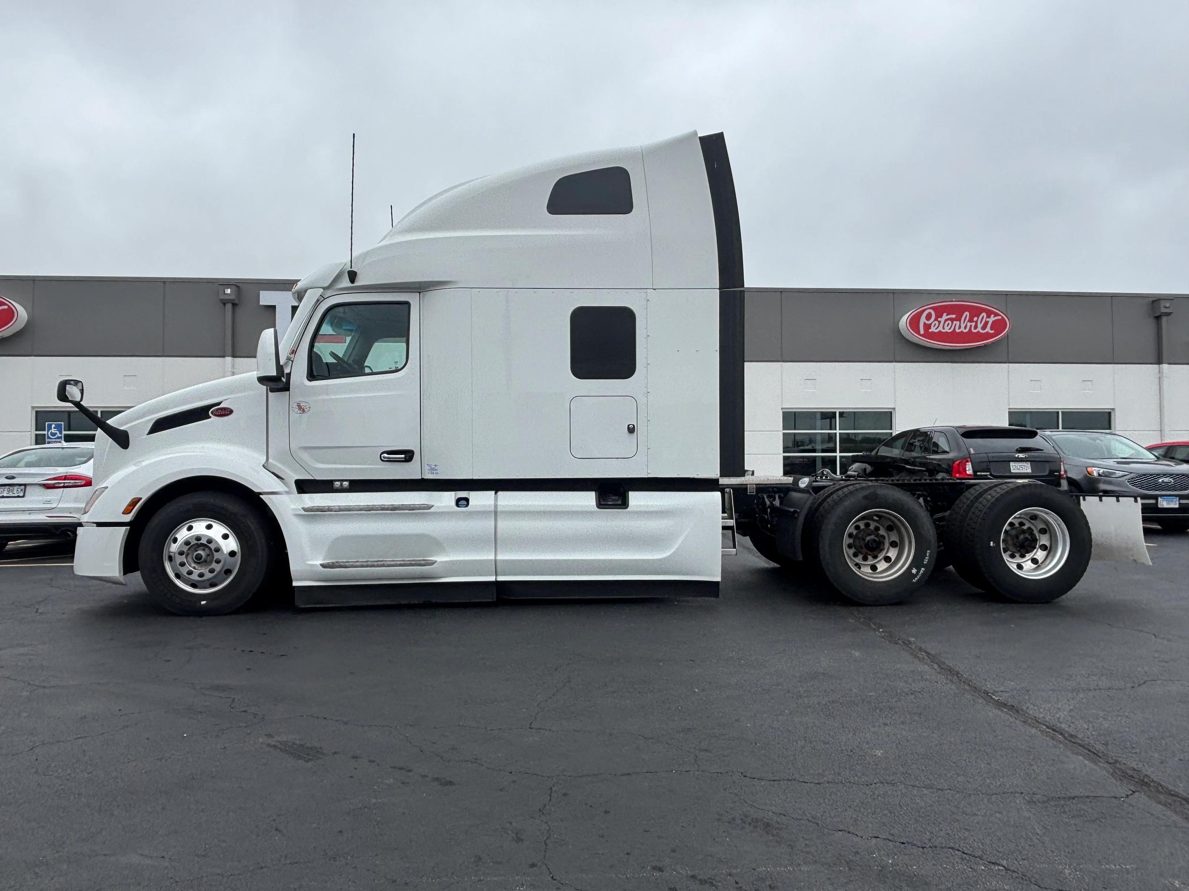 2023 Peterbilt 579 in Springfield, MO — photo 4