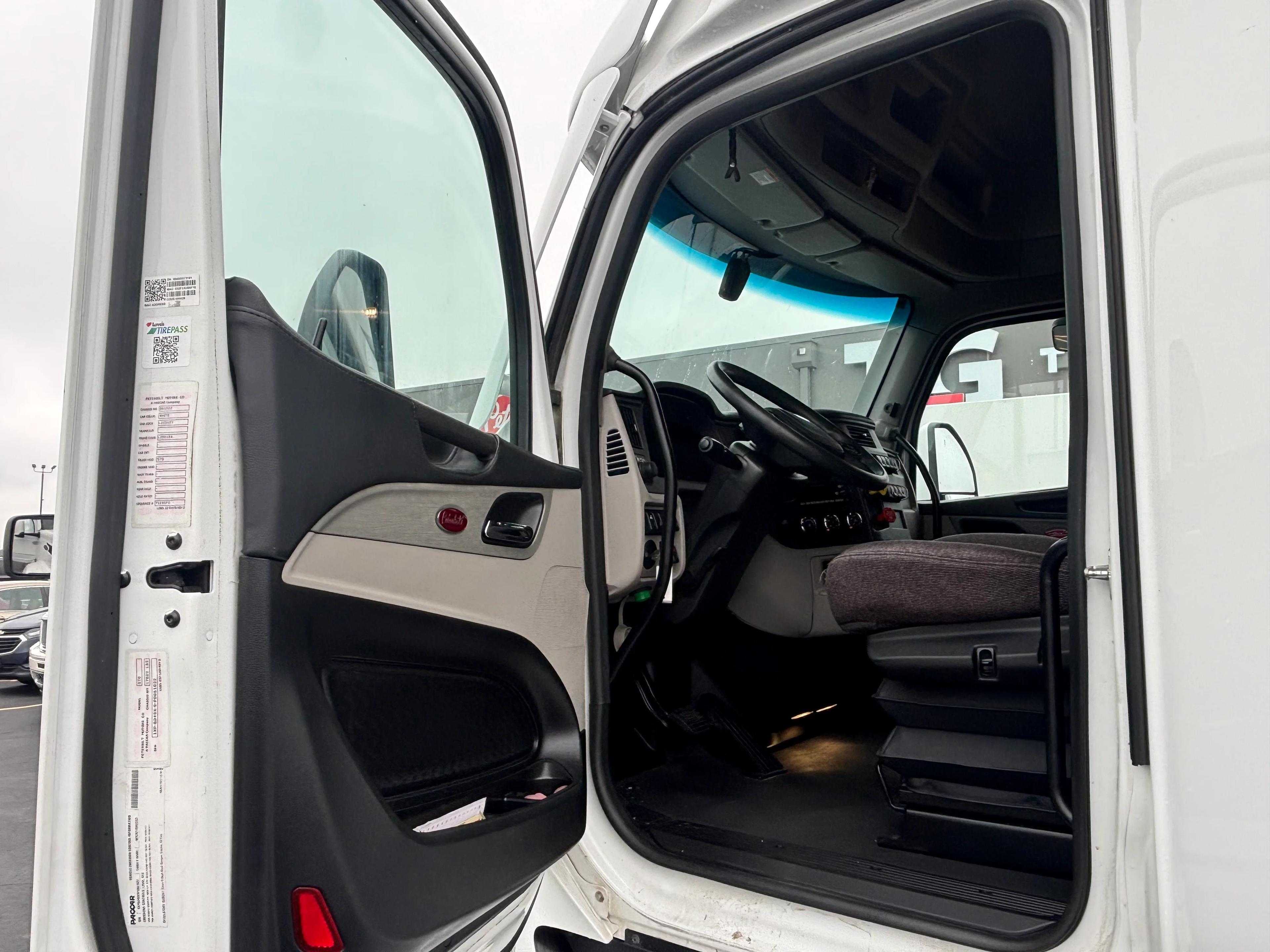 2023 Peterbilt 579 in Springfield, MO — photo 12
