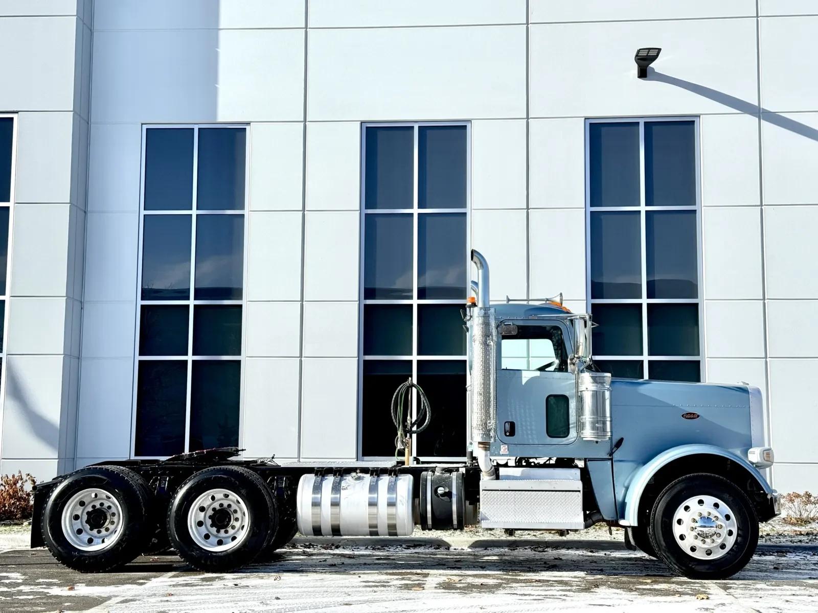 2018 Peterbilt 389 in New Lenox, IL — photo 3