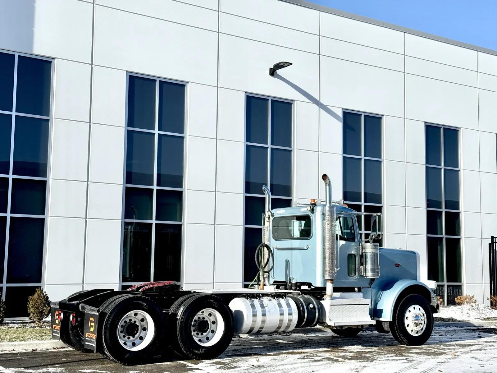 2018 Peterbilt 389 in New Lenox, IL — photo 5