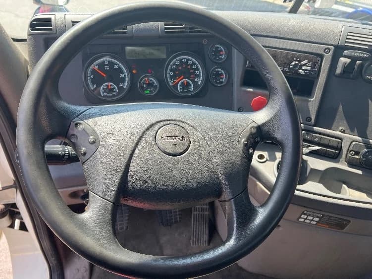 2019 Freightliner Cascadia in New Bedford, MA — photo 10