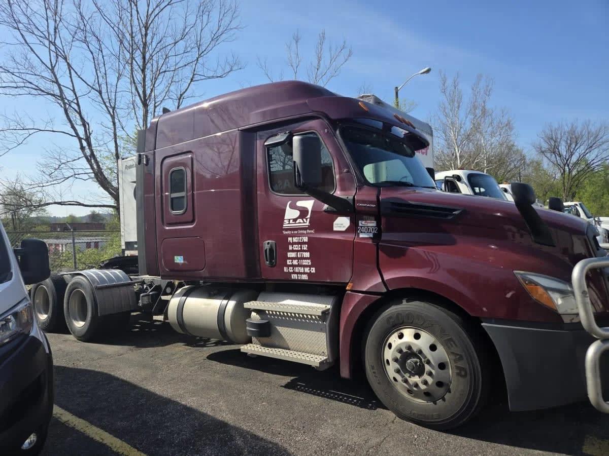 2020 Freightliner Cascadia in Knoxville, TN — photo 3