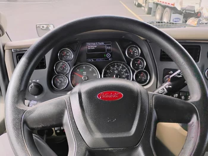 2022 Peterbilt 579 in Tampa, FL — photo 24