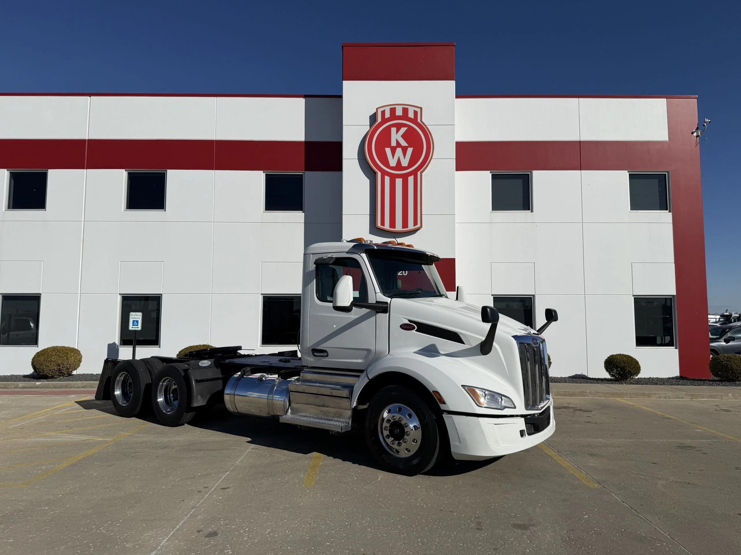 2023 Peterbilt 579 in Troy, IL — photo 3