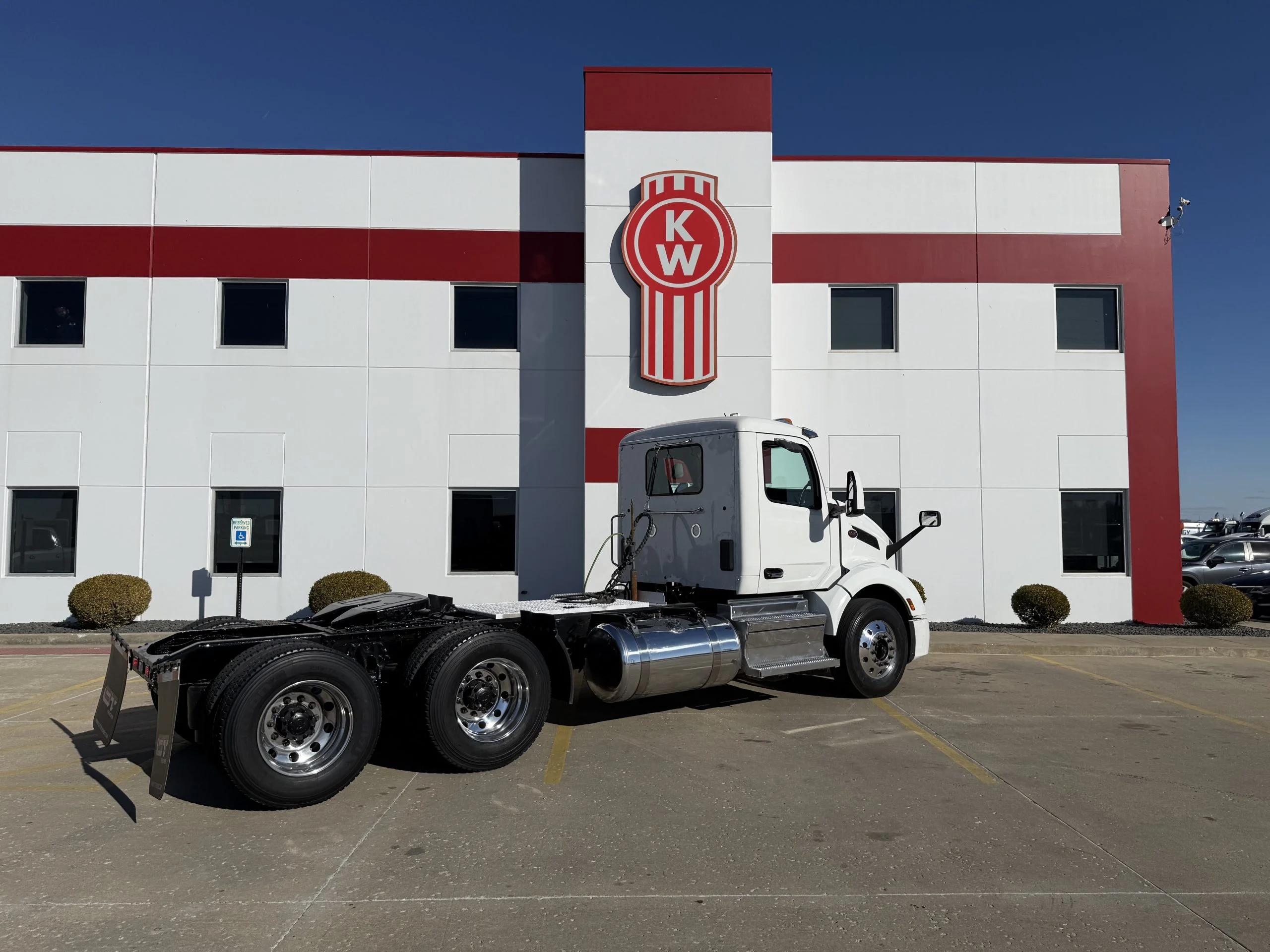 2023 Peterbilt 579 in Troy, IL — photo 5
