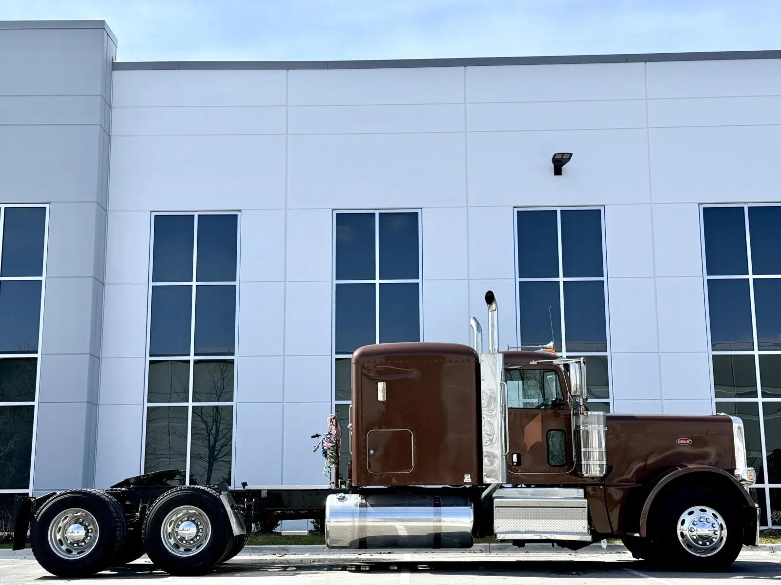 2018 Peterbilt 389 in New Lenox, IL — photo 3