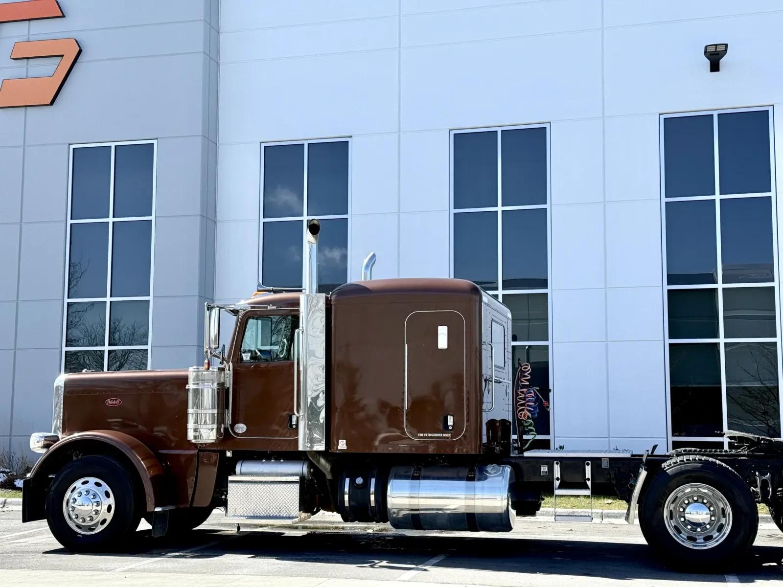 2018 Peterbilt 389 in New Lenox, IL — photo 8