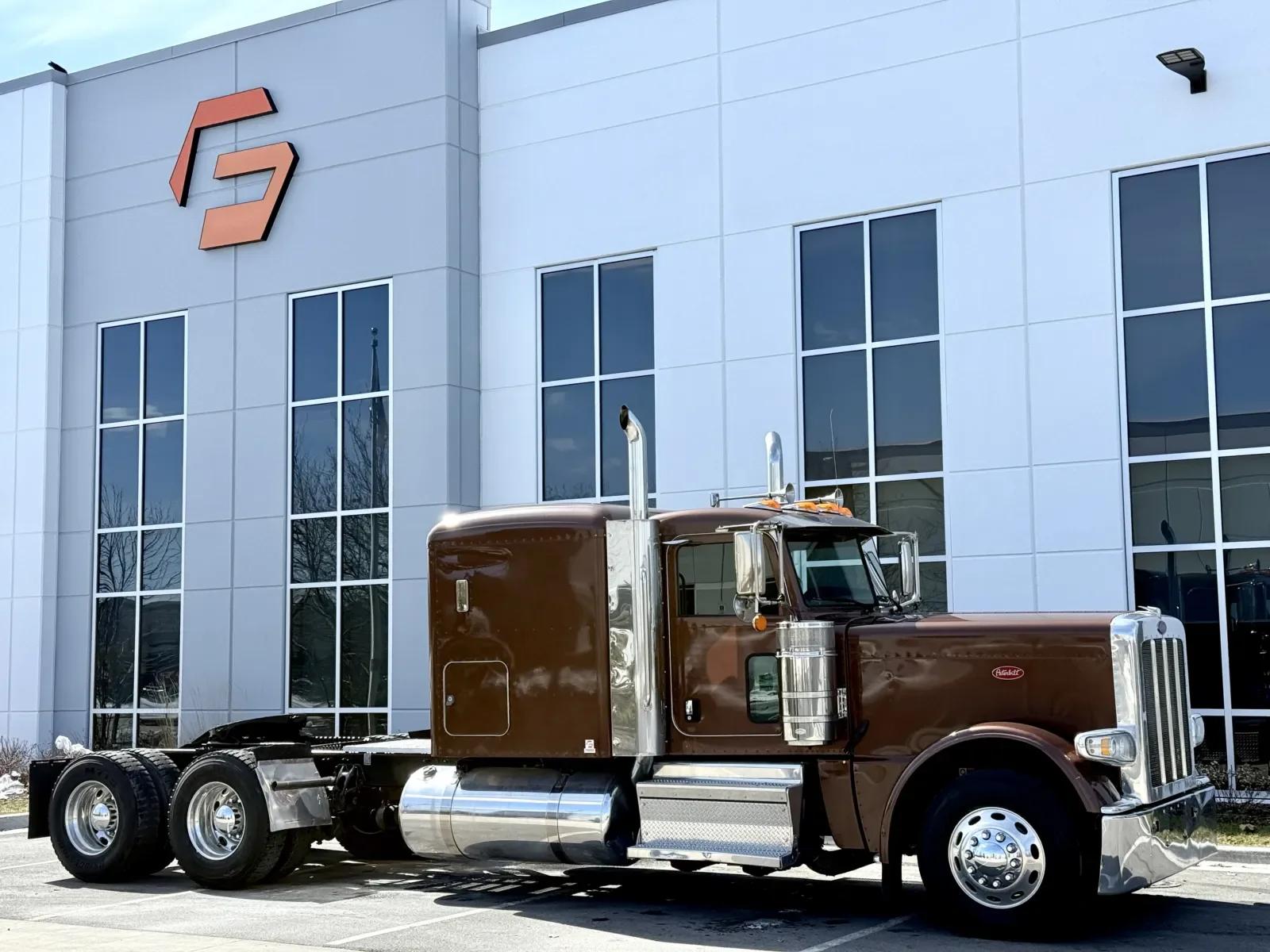 2018 Peterbilt 389 in New Lenox, IL — photo 2