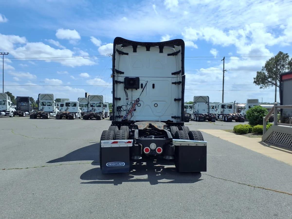 2022 Freightliner Cascadia in North Little Rock, AR — photo 5