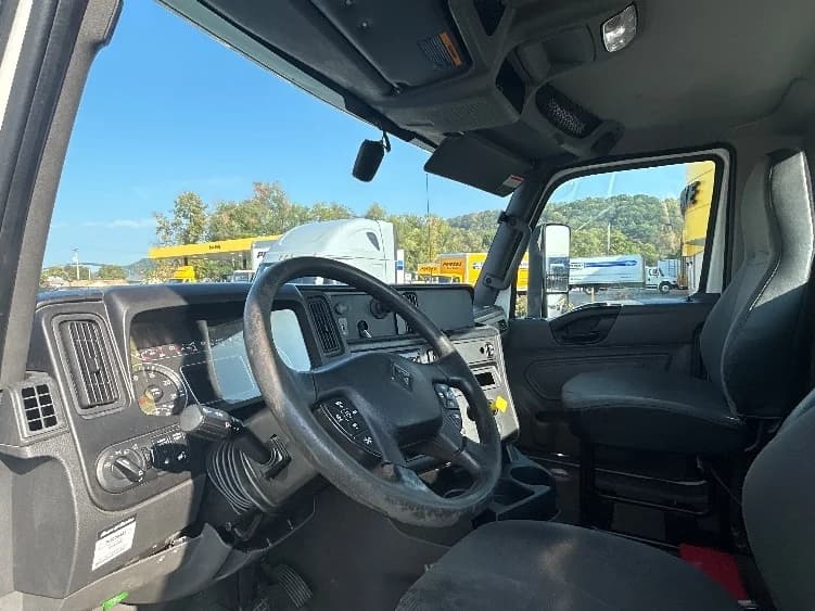 2020 International LT in Milwaukee, WI — photo 10