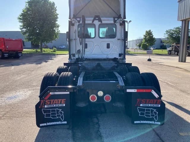 2017 Freightliner Cascadia in Inver Grove Heights, MN — photo 3