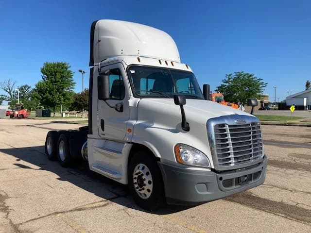 2017 Freightliner Cascadia in Inver Grove Heights, MN — photo 2