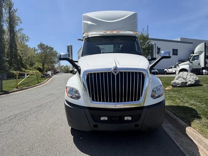 2022 International LT — photo 3