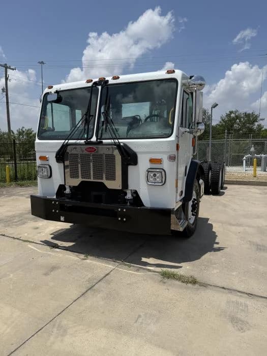 2025 Peterbilt 520 in Laredo, TX — photo 3