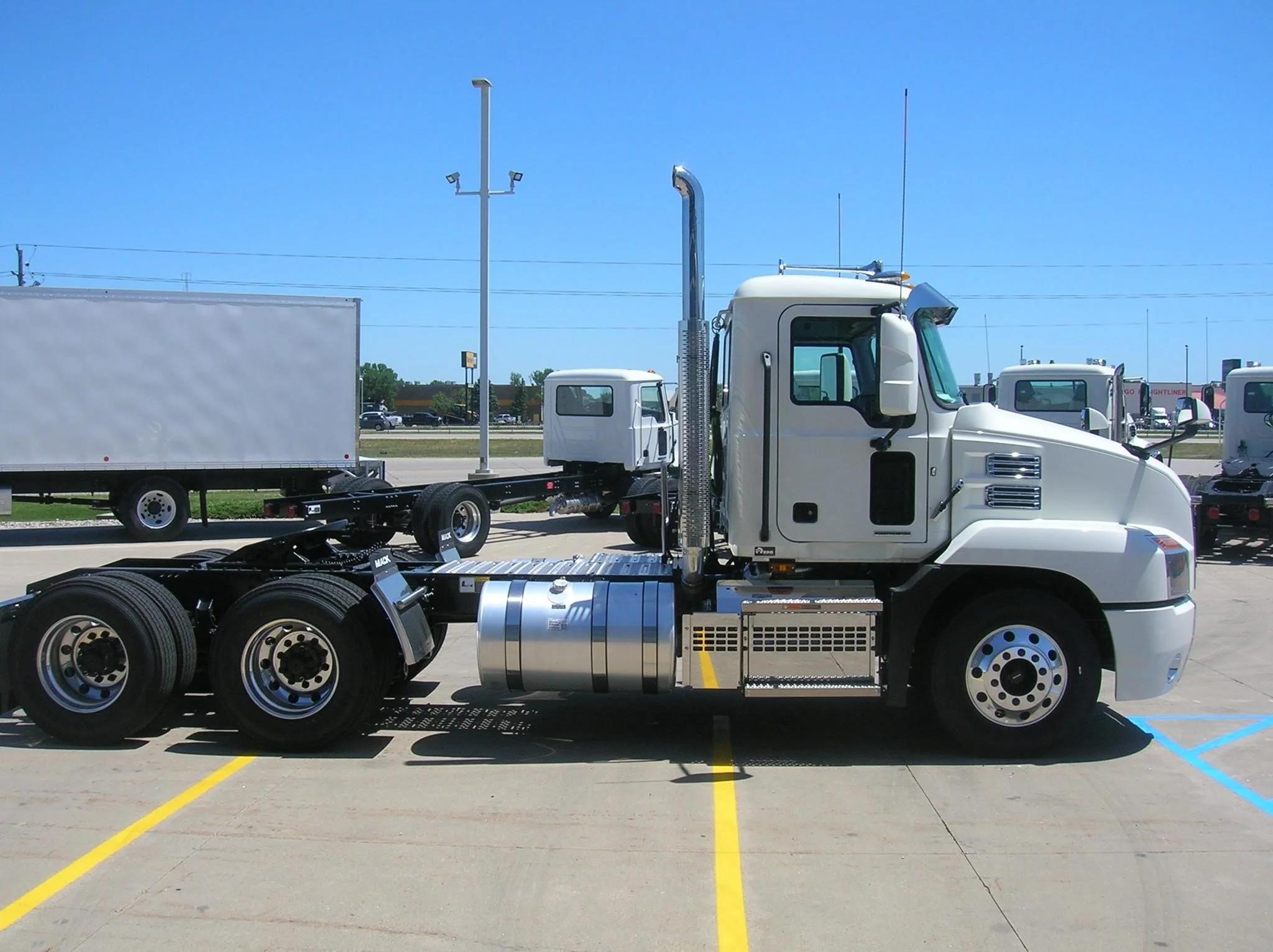 2026 Mack Anthem — photo 4