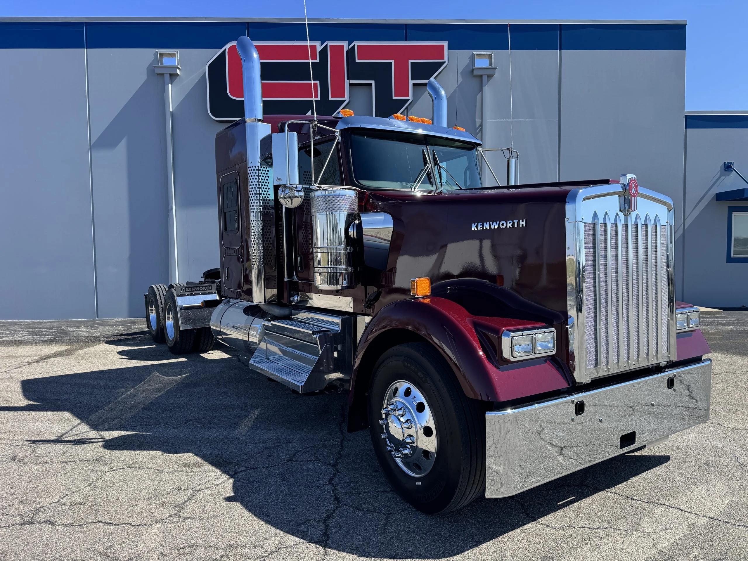 2027 Kenworth W900 in Champaign, IL — photo 3