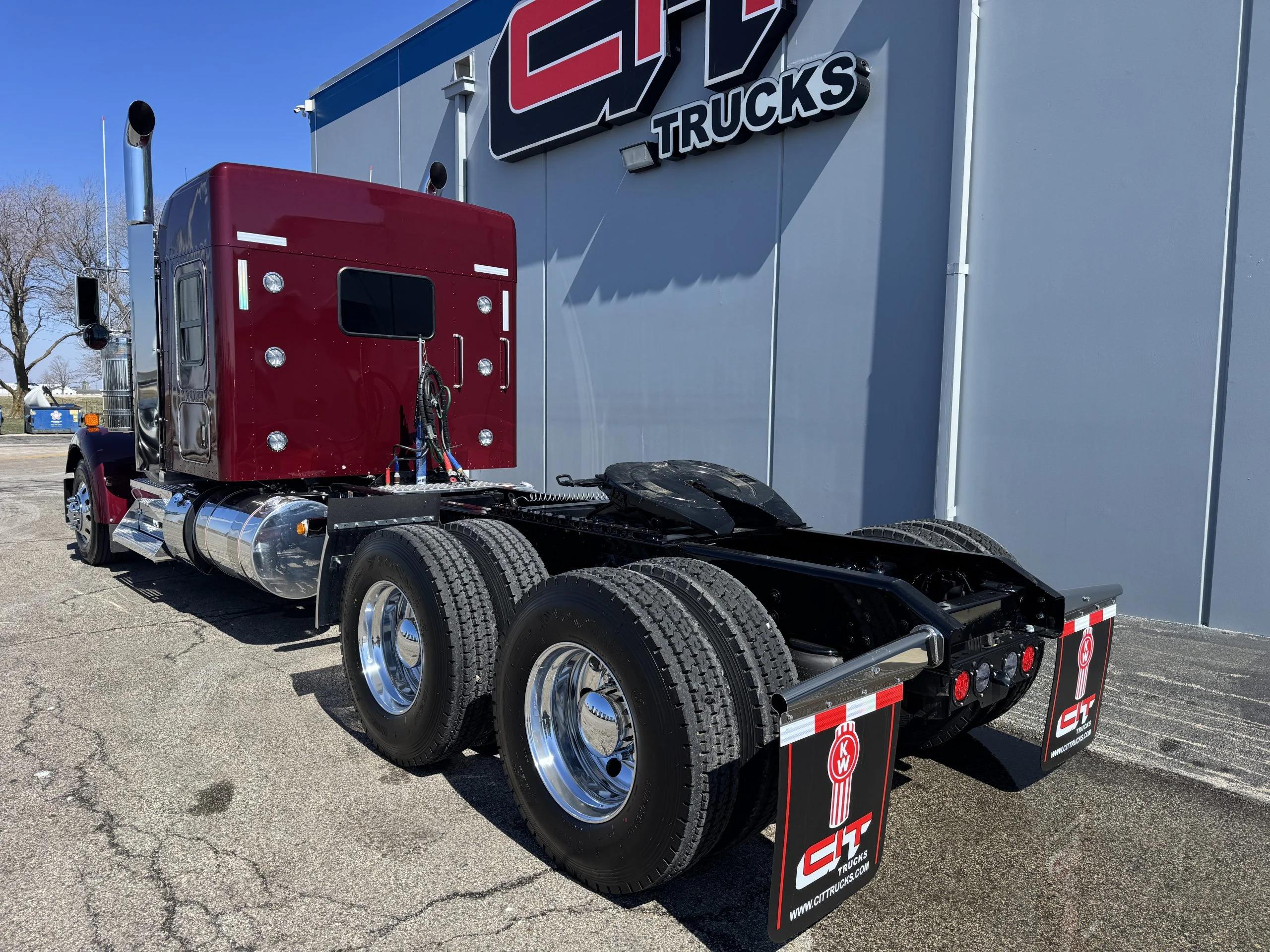 2027 Kenworth W900 in Champaign, IL — photo 6