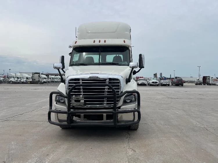 2018 Freightliner Cascadia in Sturtevant, WI — photo 2