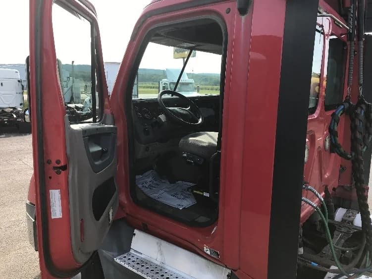 2018 Freightliner Cascadia in Fredonia, NY — photo 9
