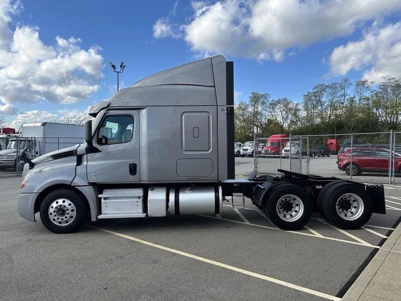 2022 Freightliner Cascadia in Pittsburgh, PA — photo 8