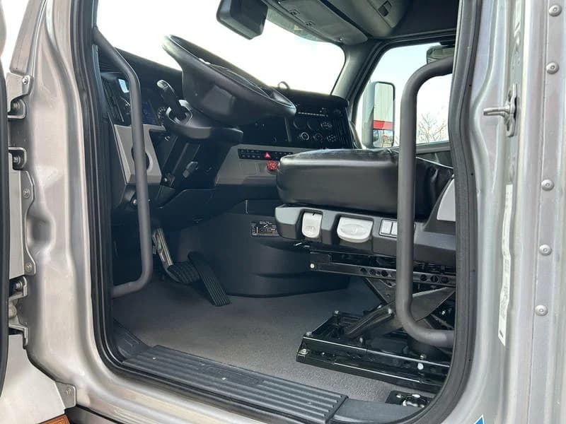 2022 Freightliner Cascadia in Pittsburgh, PA — photo 9