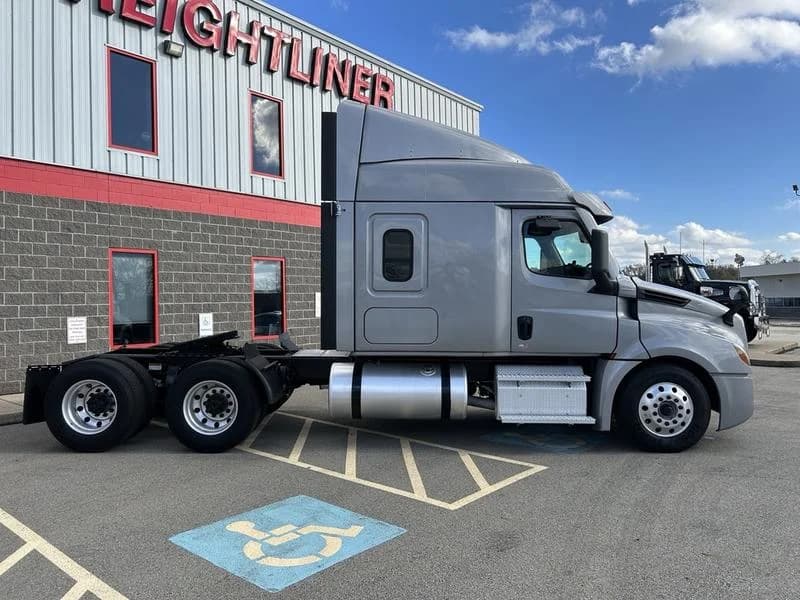 2022 Freightliner Cascadia in Pittsburgh, PA — photo 4
