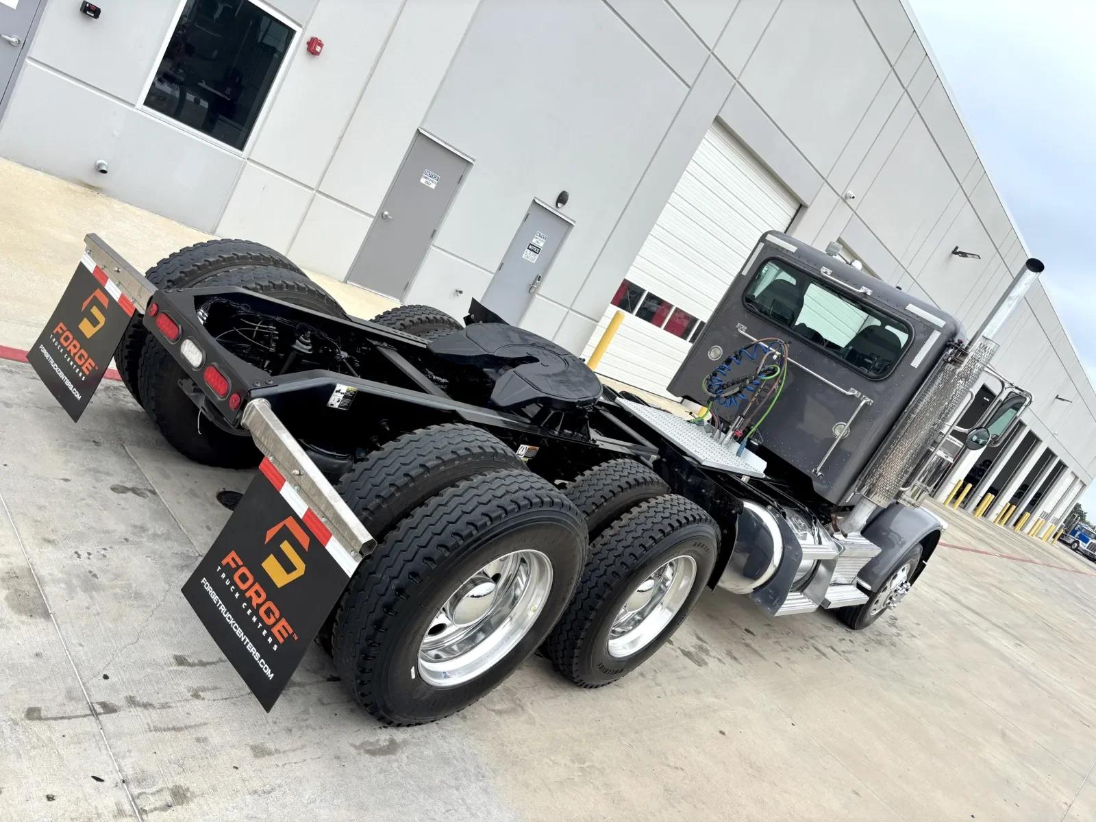 2022 Peterbilt 389 in Hutchins, TX — photo 11