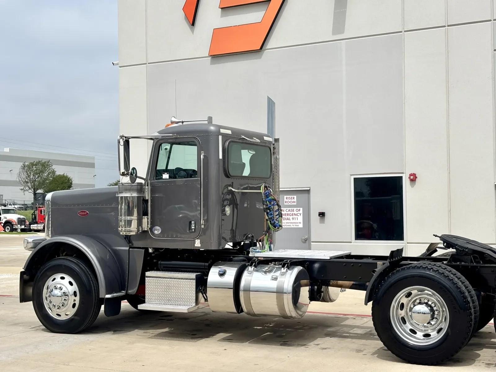 2022 Peterbilt 389 in Hutchins, TX — photo 8