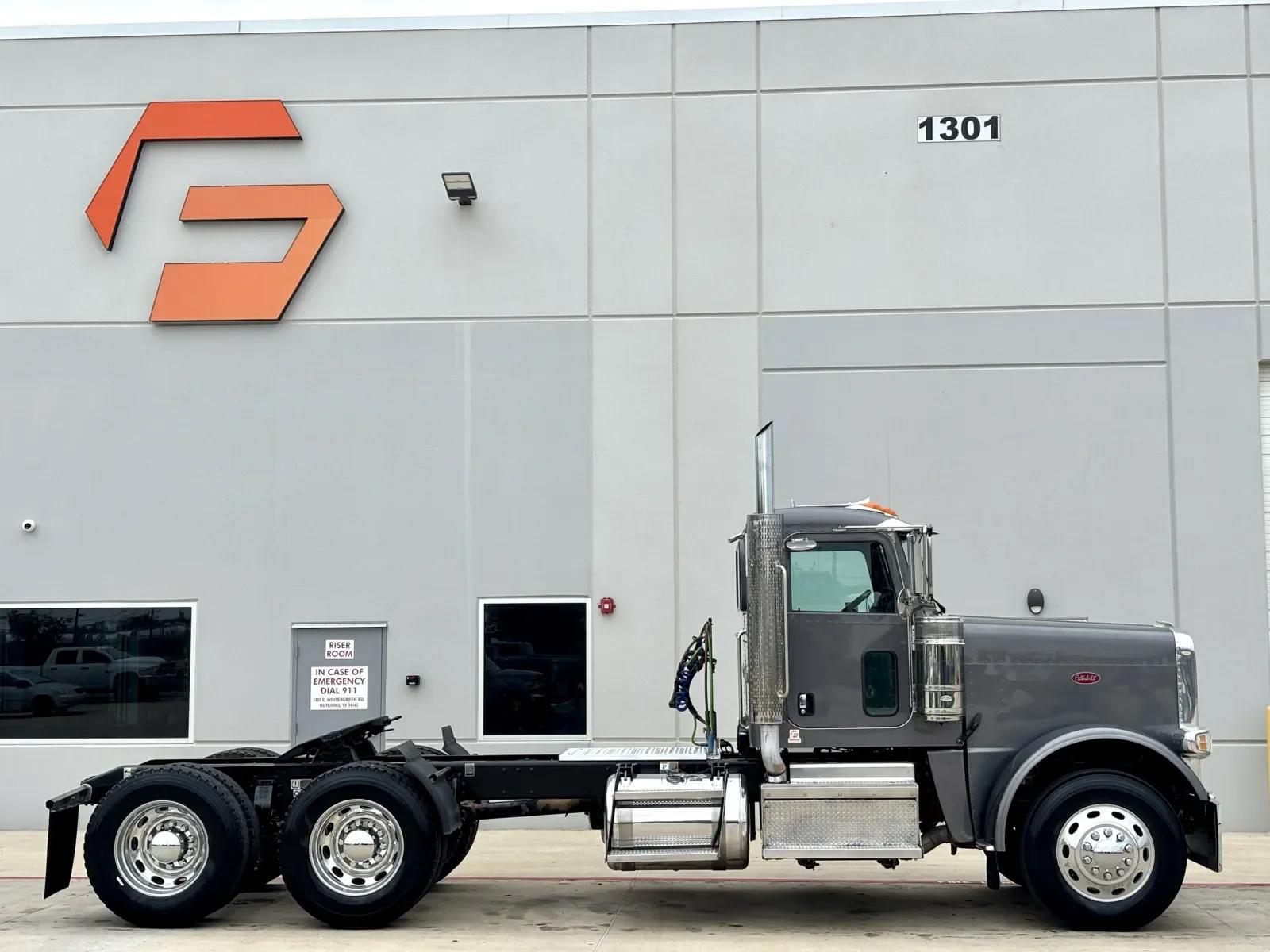2022 Peterbilt 389 in Hutchins, TX — photo 3