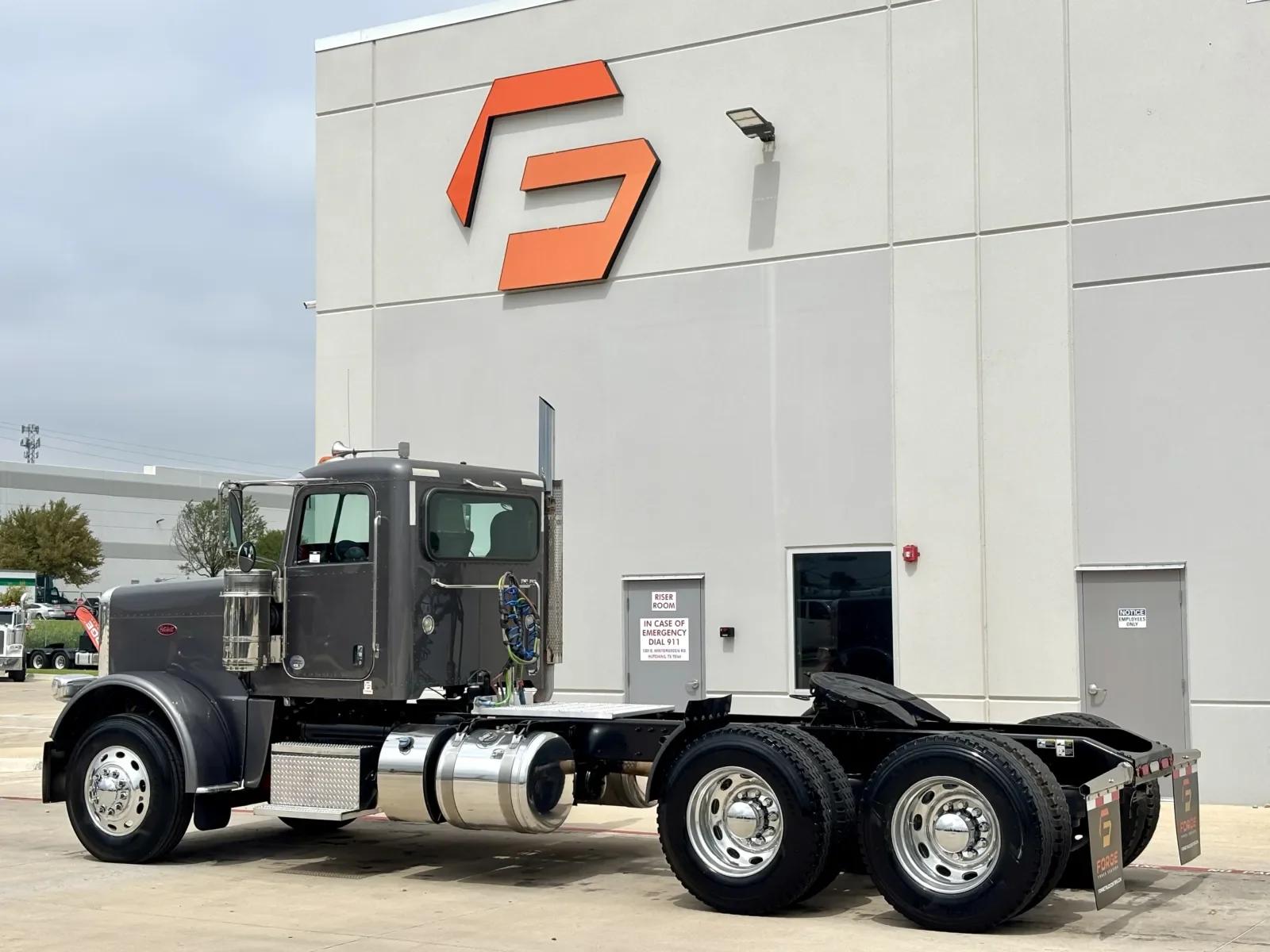 2022 Peterbilt 389 in Hutchins, TX — photo 6