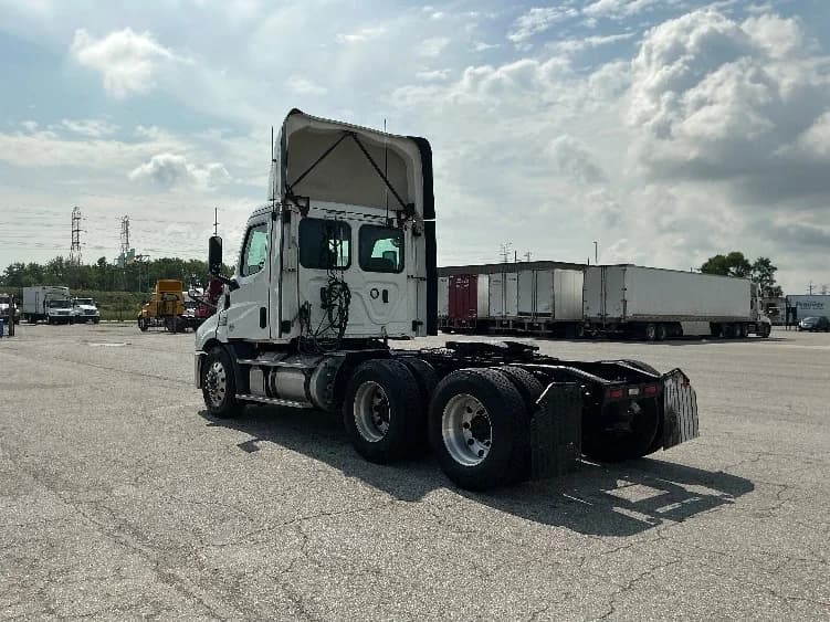 2019 Freightliner Cascadia in East Chicago, IN — photo 5