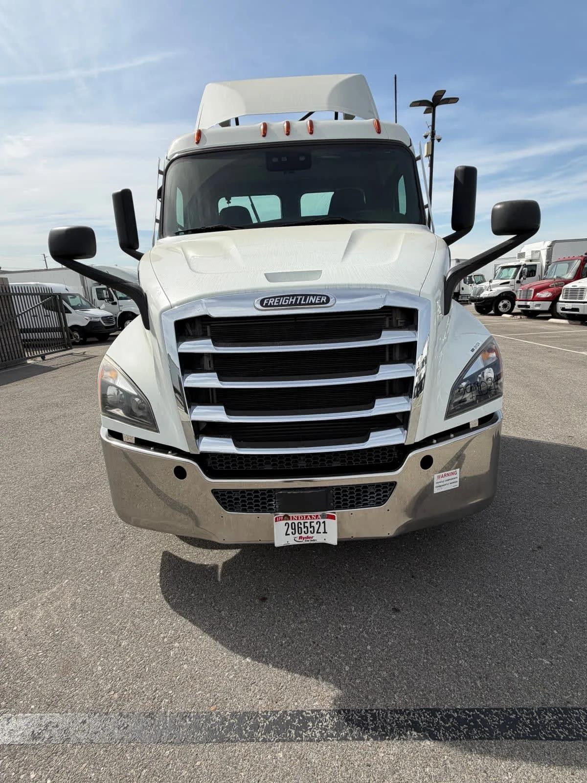 2020 Freightliner Cascadia in Fontana, CA — photo 2