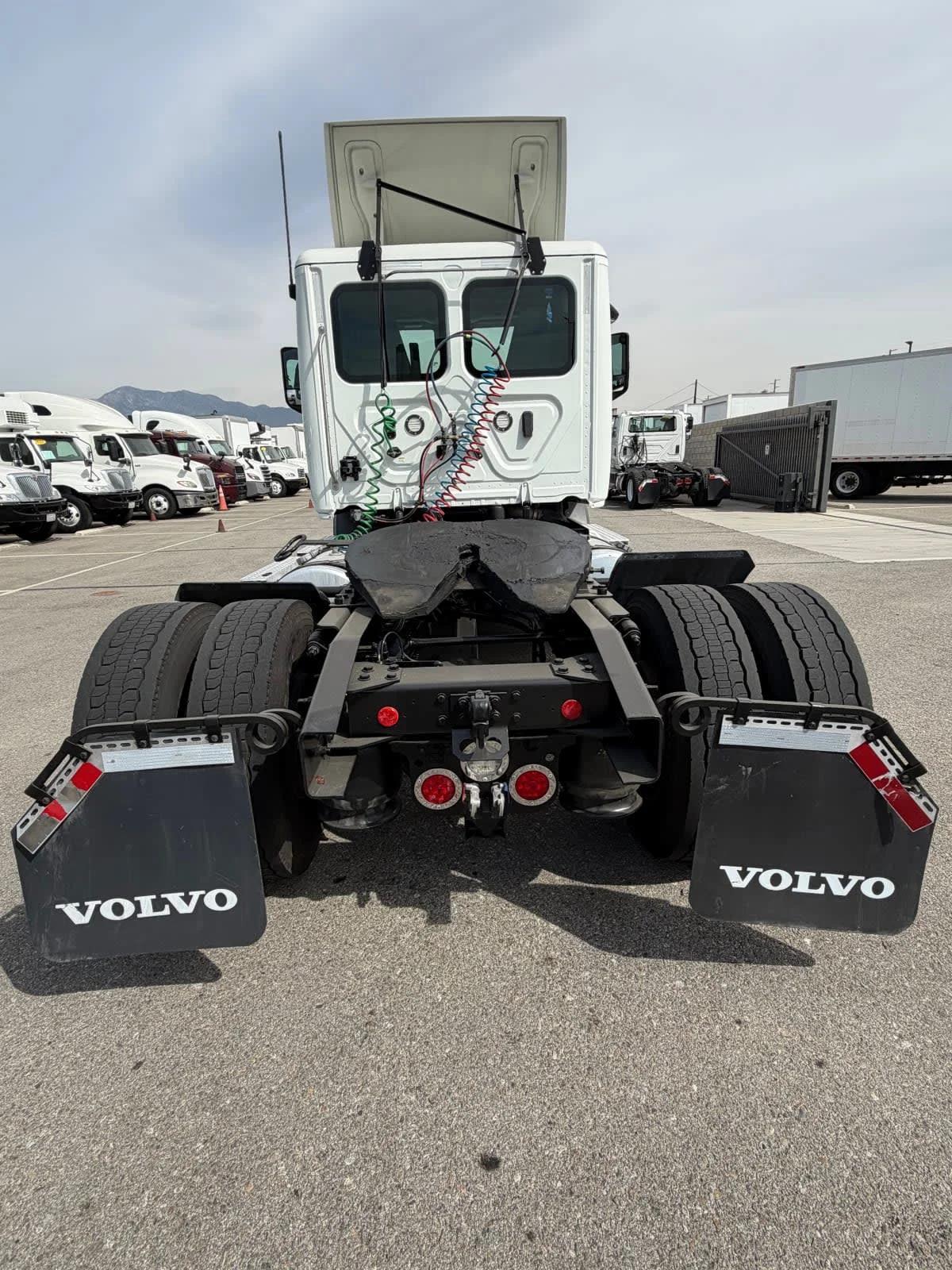 2020 Freightliner Cascadia in Fontana, CA — photo 5