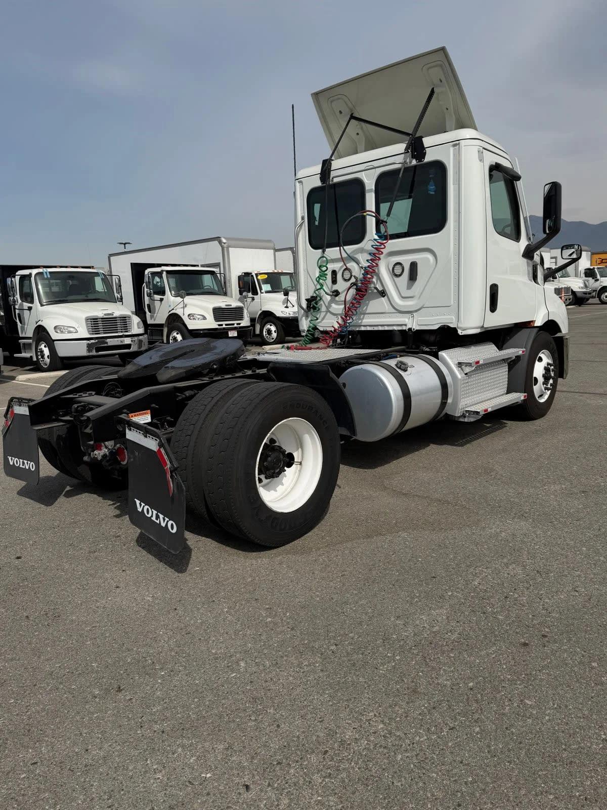 2020 Freightliner Cascadia in Fontana, CA — photo 4