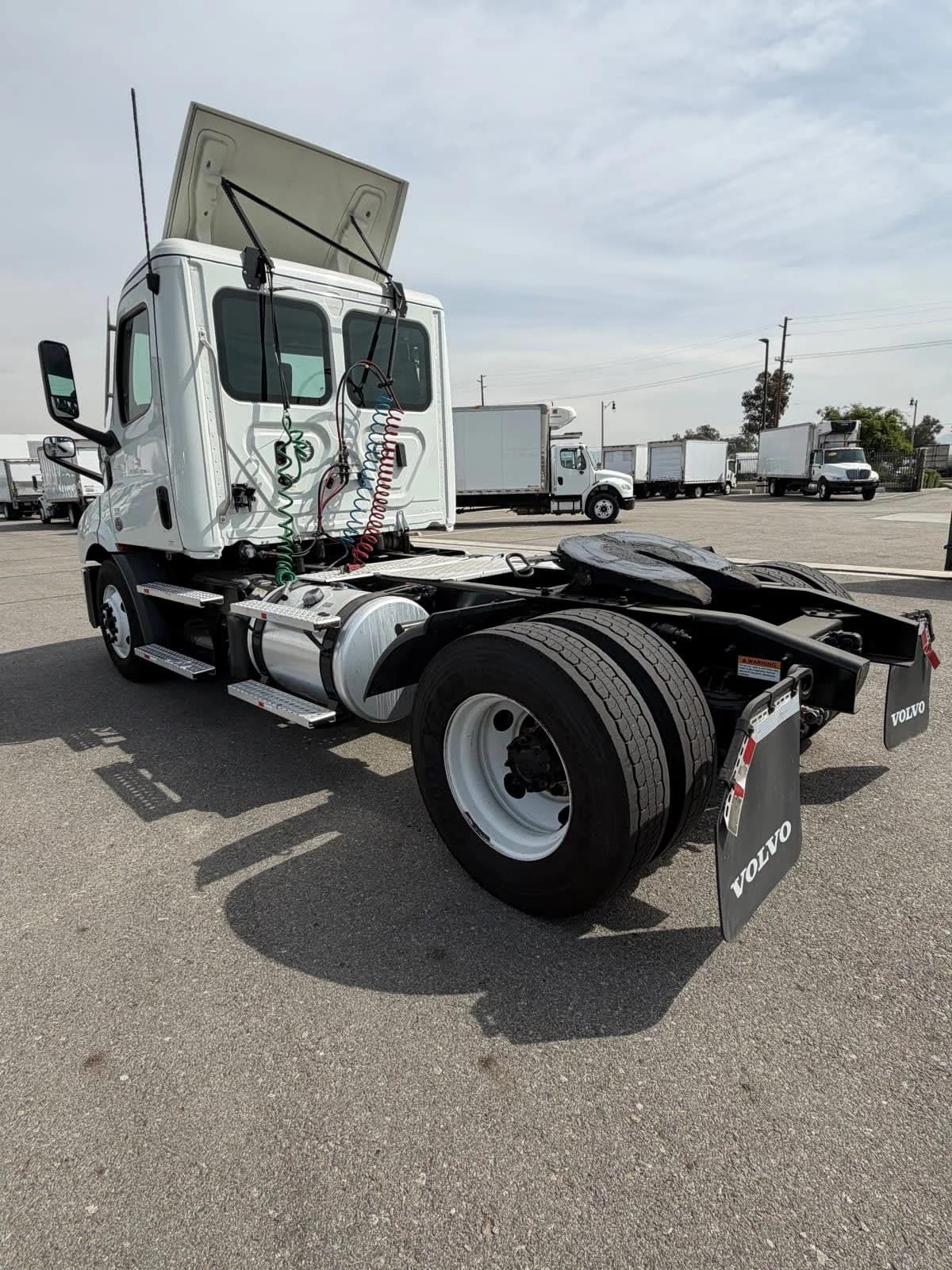 2020 Freightliner Cascadia in Fontana, CA — photo 6