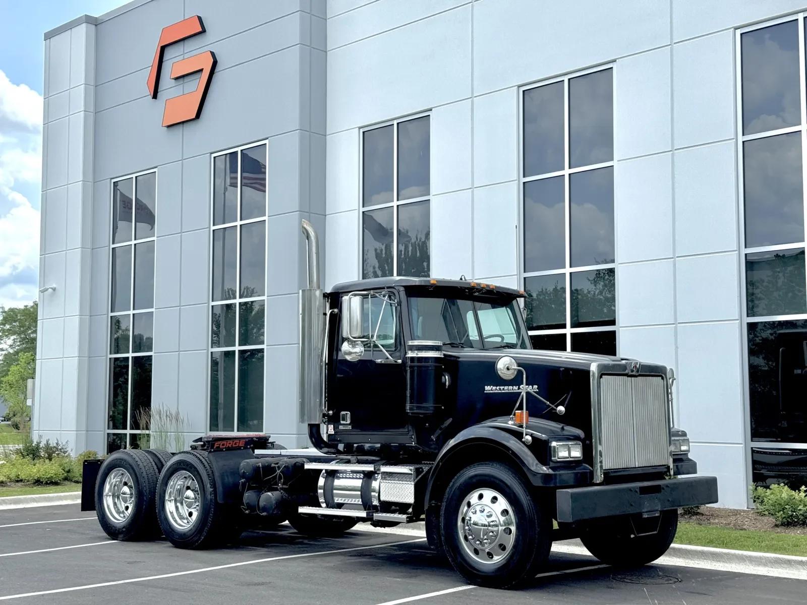 2017 Western Star 4900 in New Lenox, IL — photo 2