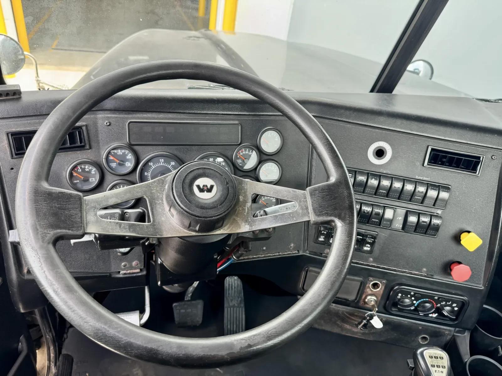 2017 Western Star 4900 in New Lenox, IL — photo 16