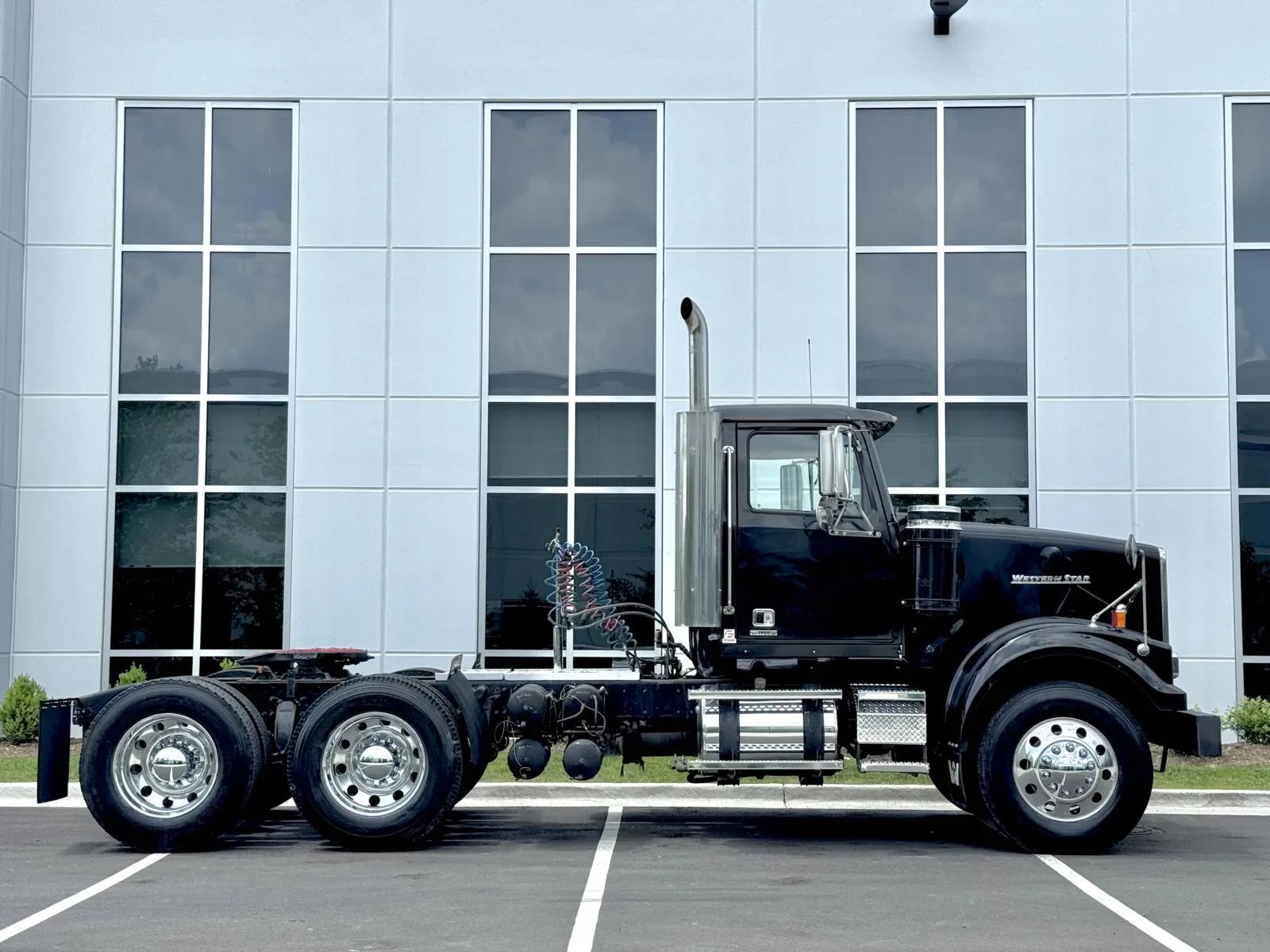 2017 Western Star 4900 in New Lenox, IL — photo 3