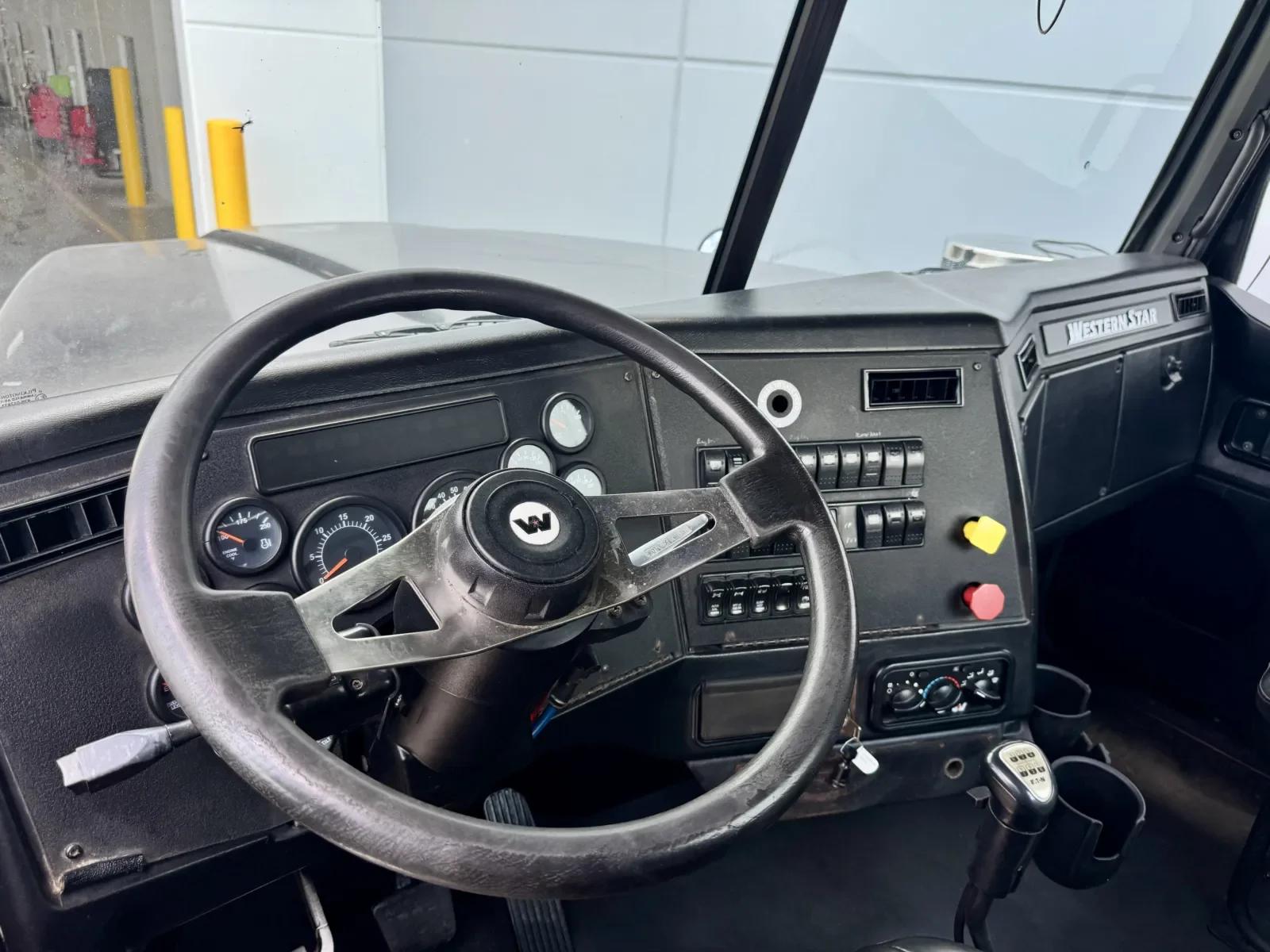 2017 Western Star 4900 in New Lenox, IL — photo 15