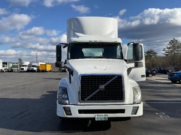 2015 Volvo VNL 300 in Londonderry, NH — photo 2