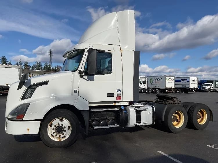 2015 Volvo VNL 300 in Londonderry, NH — photo 4