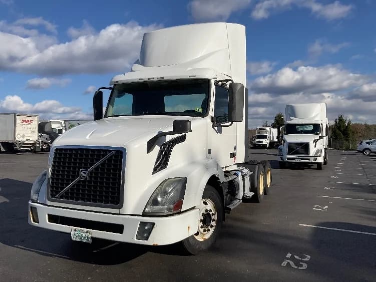2015 Volvo VNL 300 in Londonderry, NH — photo 3