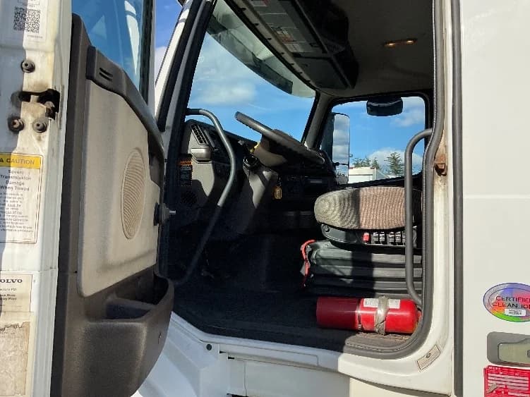 2015 Volvo VNL 300 in Londonderry, NH — photo 9